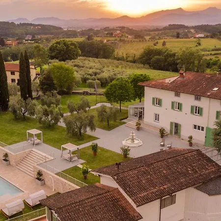 Villa Sunkiss: Luxury With Tuscan Flair *